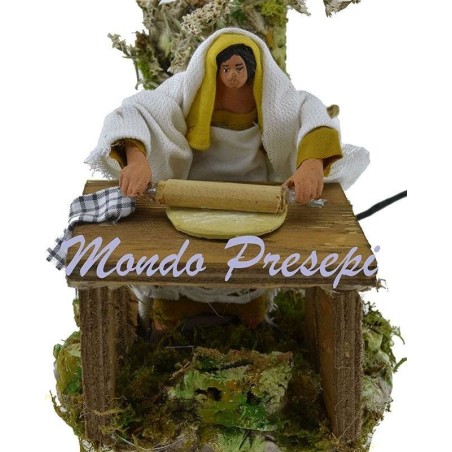 Donna che stende la pasta cm 15 in movimento cm 17x15x15 h.