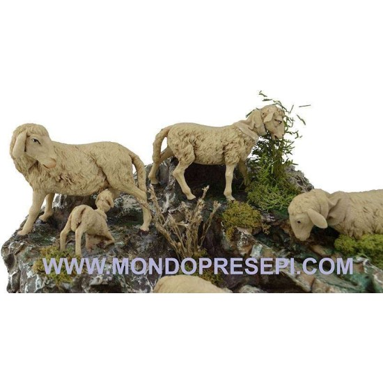 Grupo de ovejas en movimiento con arroyo Mundo Pesebres